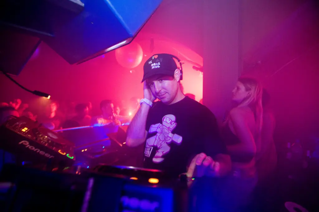 Buzzin’ Fly at The End · DJ booth