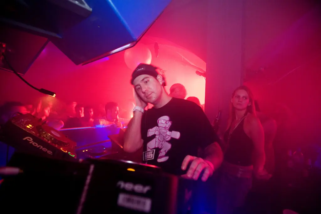 Buzzin’ Fly at The End · DJ booth