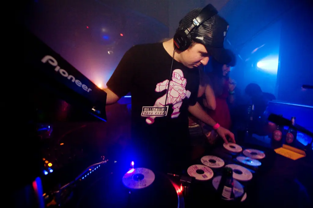 Buzzin’ Fly at The End · DJ booth