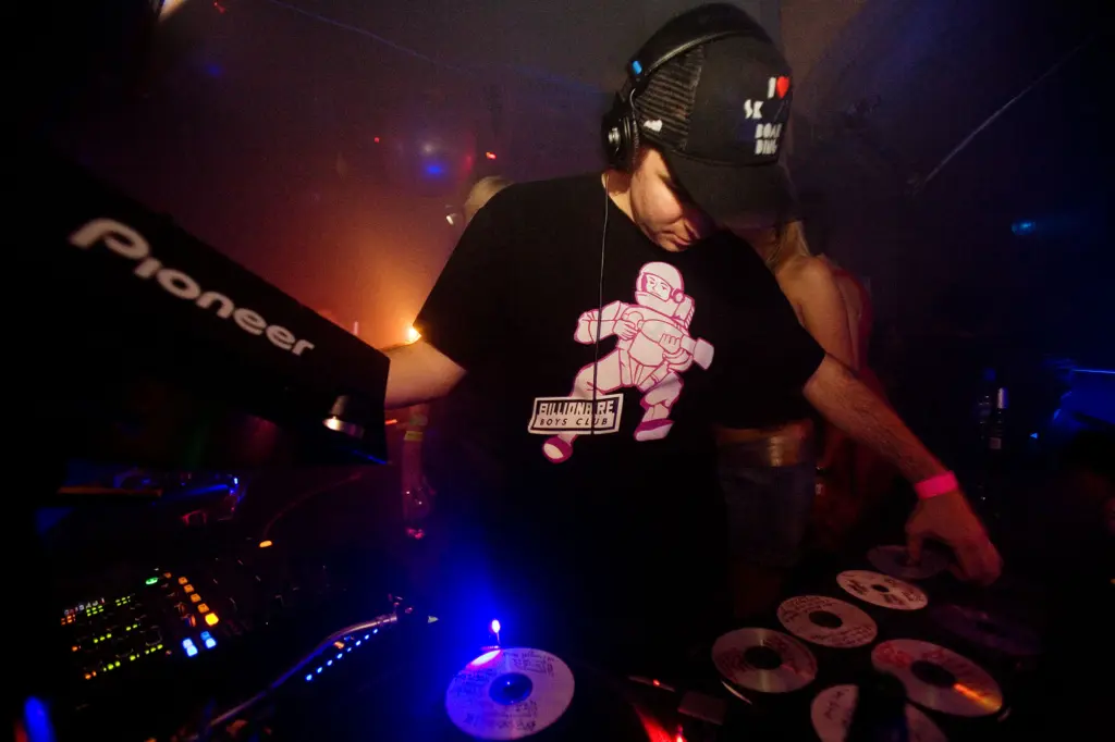Buzzin’ Fly at The End · DJ booth