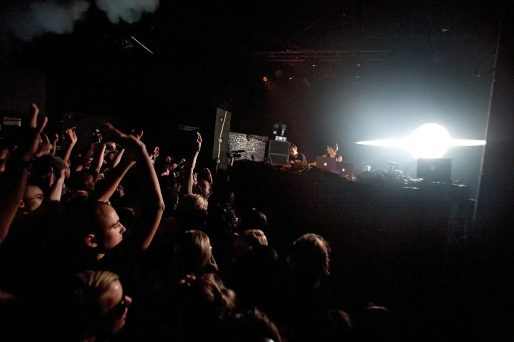 M_nus Contakt at SEOne