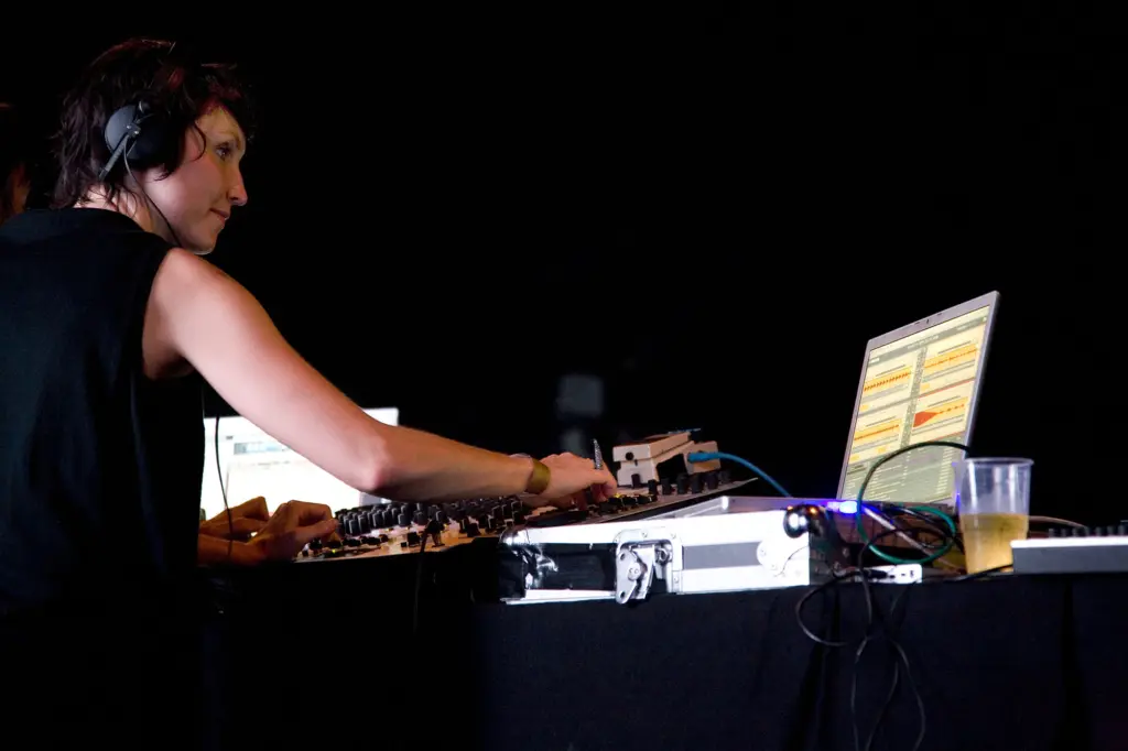 Magda performing at M_nus Contakt