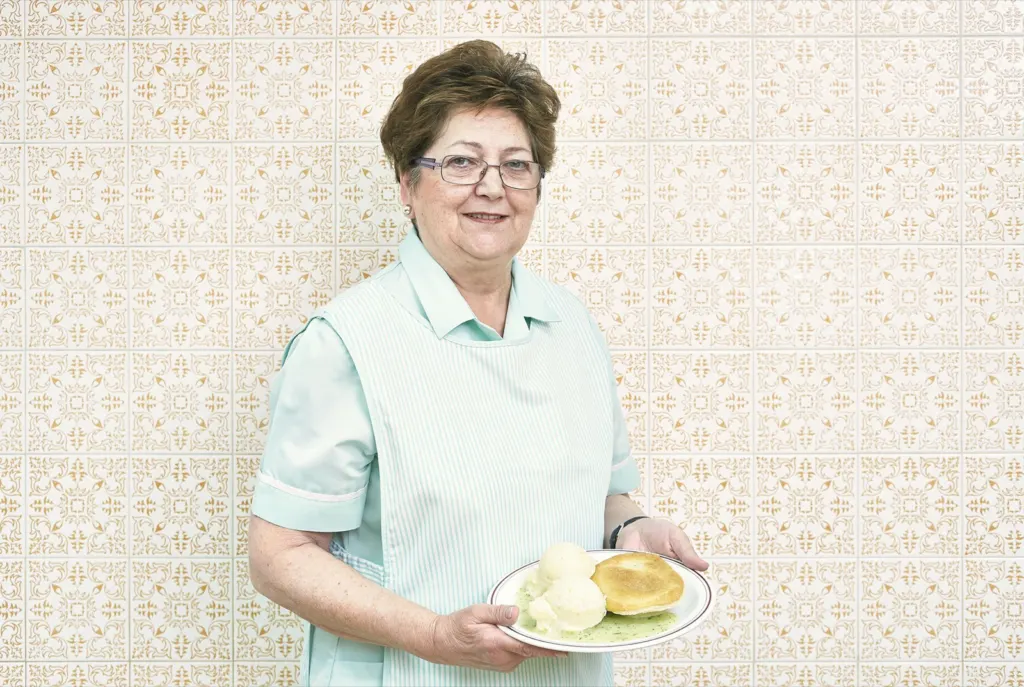 Nathan’s Pies and Eels — commercial and documentary photograph in East London, UK, frame 16 of 18.